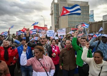 Küba Halkı Yalnız Değildir!