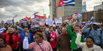 Küba Halkı Yalnız Değildir!