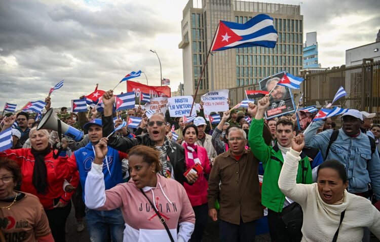 Küba Halkı Yalnız Değildir!